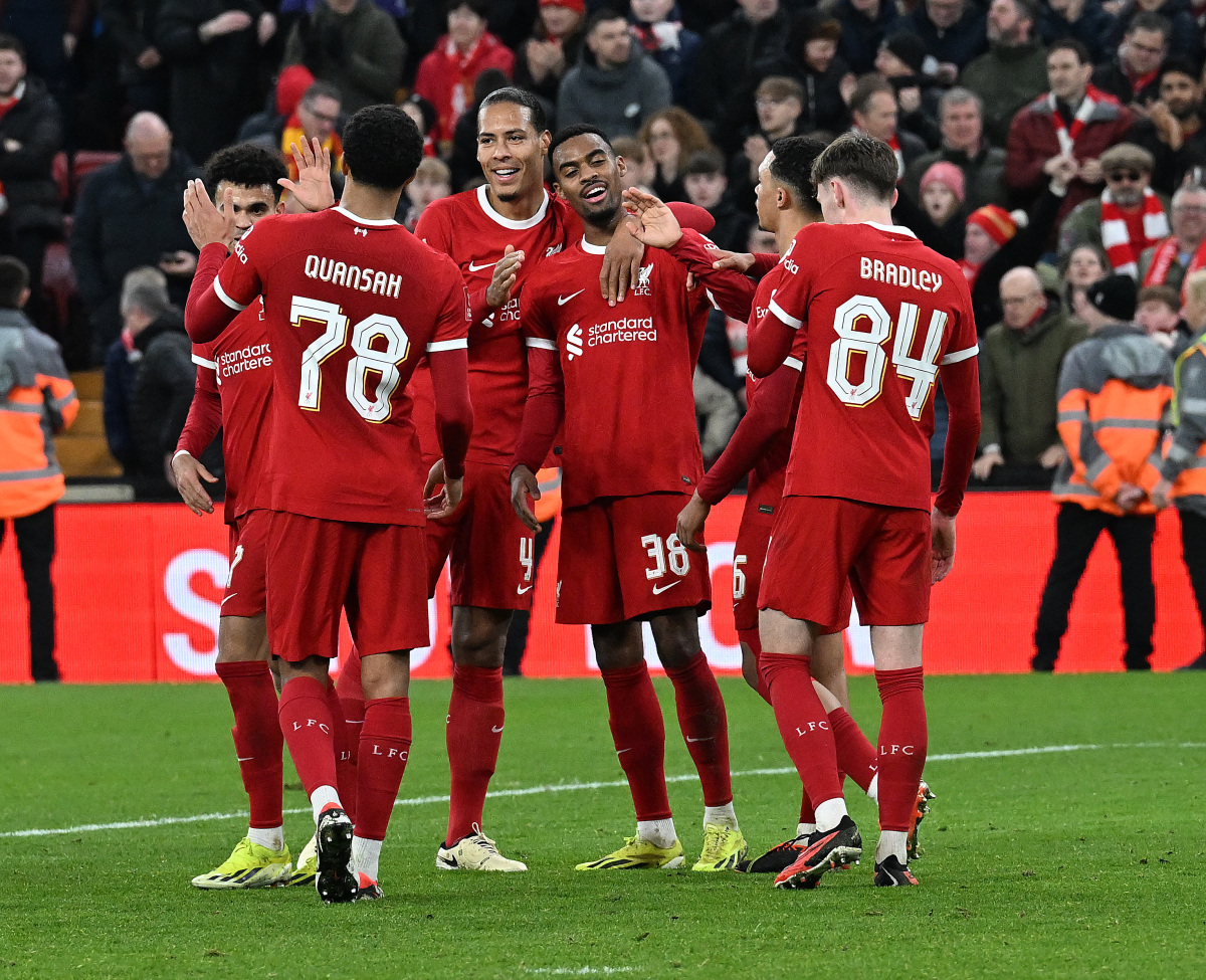 爱游戏app-热火观众热烈欢呼！，TheShy迎来五赛季出色发挥观众掌声雷动(theshy秀操作的那个背景音乐歌)