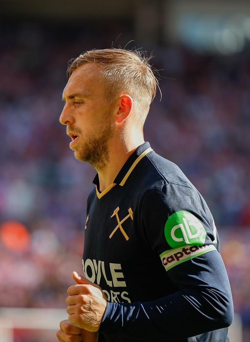 爱游戏中国体育-转折点！上海海港防线松动，英超集结日攻防权衡，球迷炸锅，训练强度明显提升的简单介绍